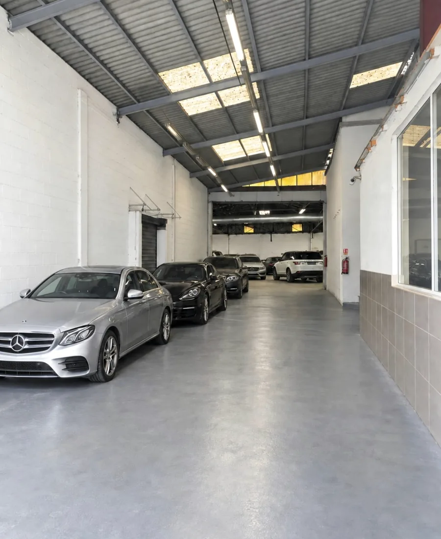 Entrée et allée de l'atelier BVA Autos