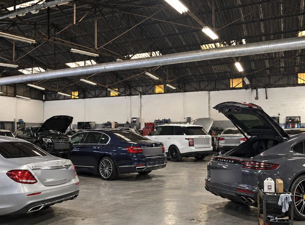 Technicien réalisant un diagnostic électronique de boîte automatique